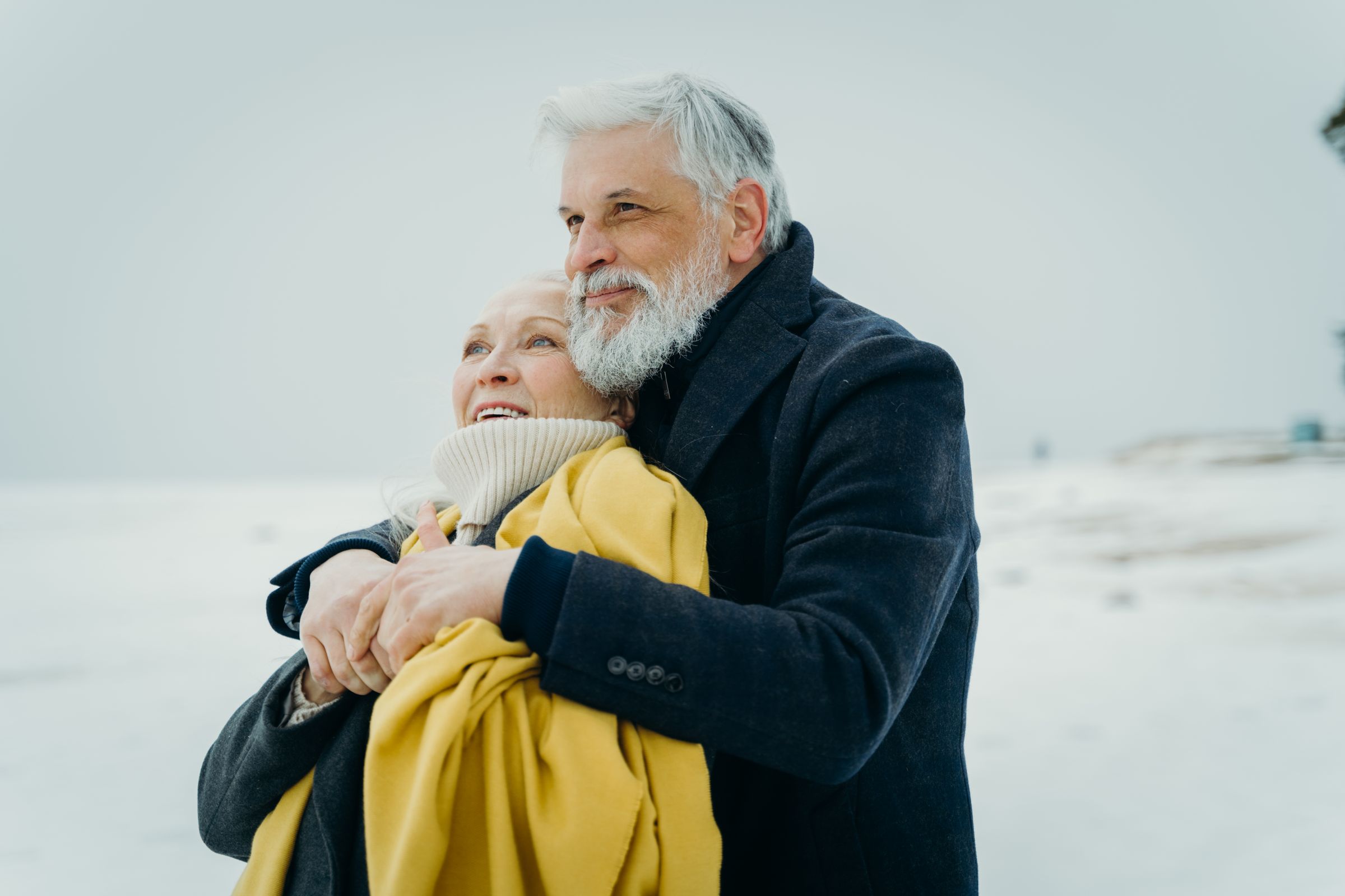 Couple senior enlacé en extérieur, tendresse et complicité — illustration du rapport à la rencontre après 50 ans